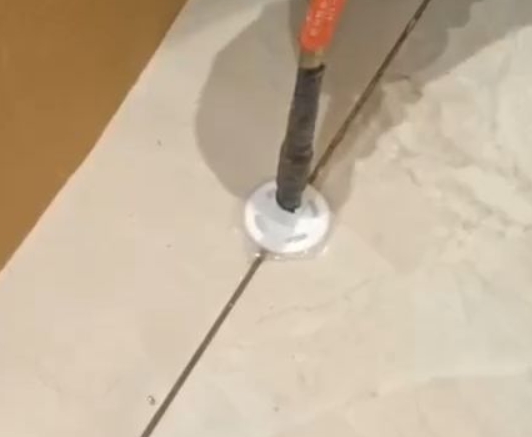 武进瓷砖空鼓维修公司专业解答瓷砖在铺贴过程中，如果没有涂抹均匀到位的粘结材料（如水泥砂浆或瓷砖胶），可能会导致以下问题
